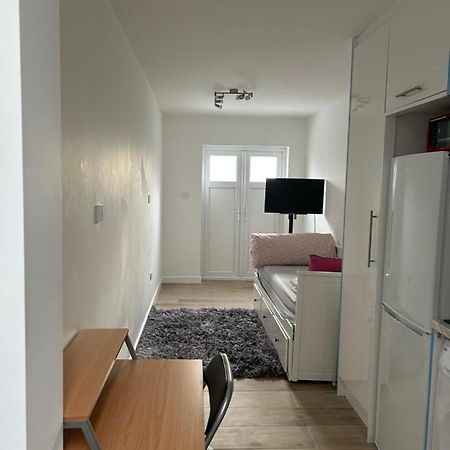 Lovely En-Suite Studio With Kitchen And Free Parking With Walking Distance To Tube Station And Short Train Ride To Central London!! Northwood  Eksteriør billede