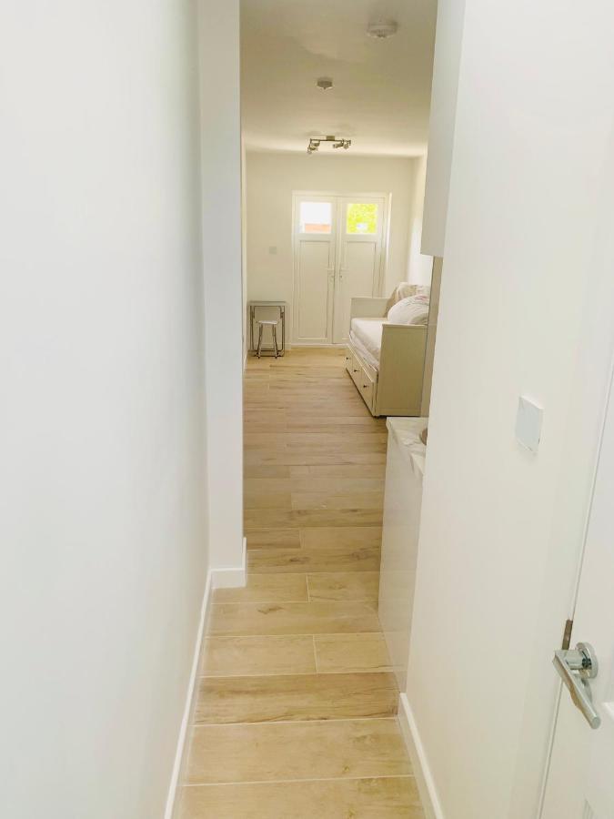 Lovely En-Suite Studio With Kitchen And Free Parking With Walking Distance To Tube Station And Short Train Ride To Central London!! Northwood  Eksteriør billede