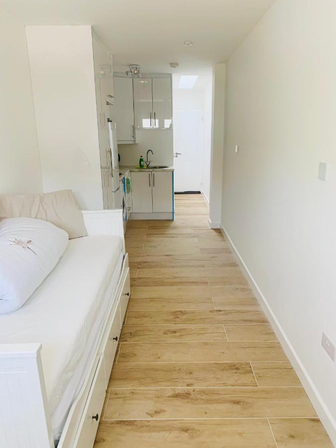 Lovely En-Suite Studio With Kitchen And Free Parking With Walking Distance To Tube Station And Short Train Ride To Central London!! Northwood  Eksteriør billede