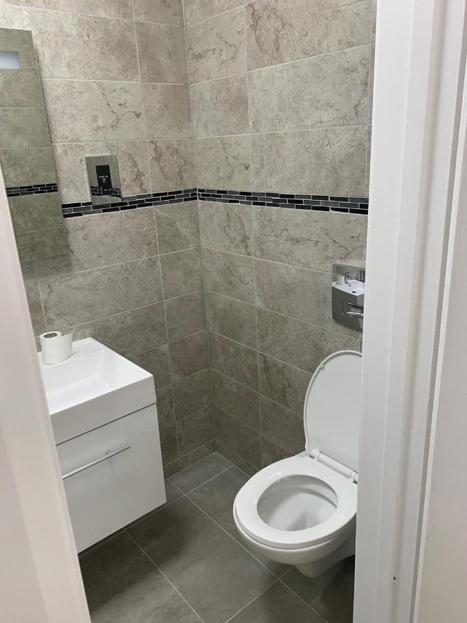 Lovely En-Suite Studio With Kitchen And Free Parking With Walking Distance To Tube Station And Short Train Ride To Central London!! Northwood  Eksteriør billede