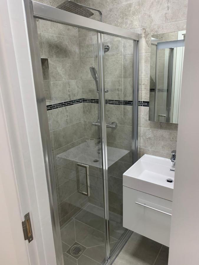 Lovely En-Suite Studio With Kitchen And Free Parking With Walking Distance To Tube Station And Short Train Ride To Central London!! Northwood  Eksteriør billede