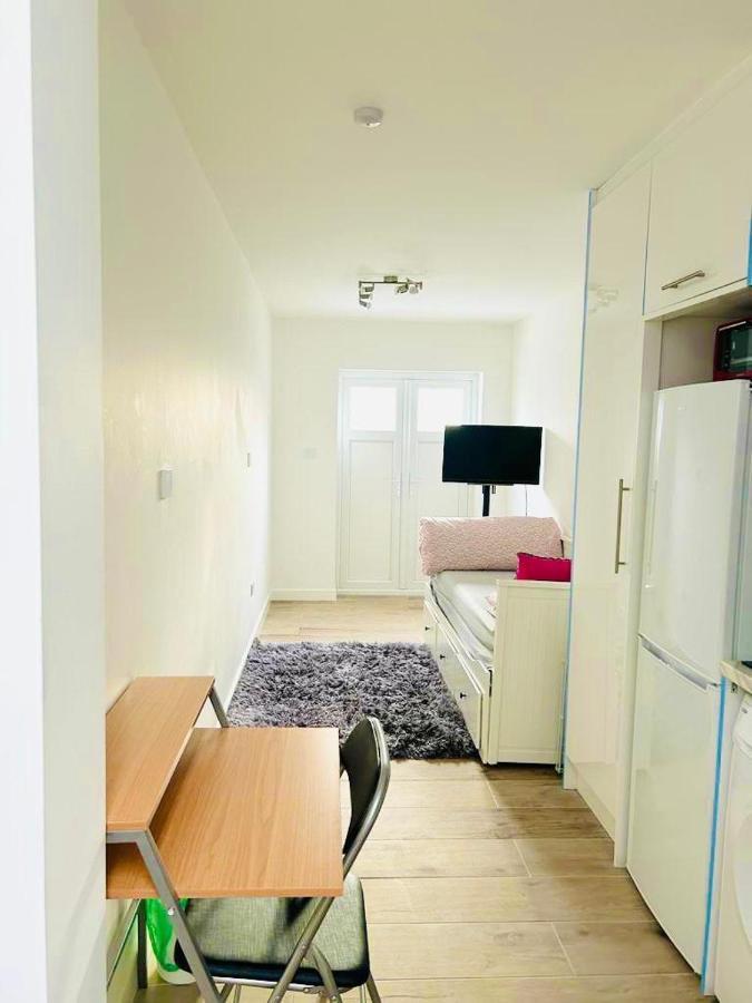 Lovely En-Suite Studio With Kitchen And Free Parking With Walking Distance To Tube Station And Short Train Ride To Central London!! Northwood  Eksteriør billede